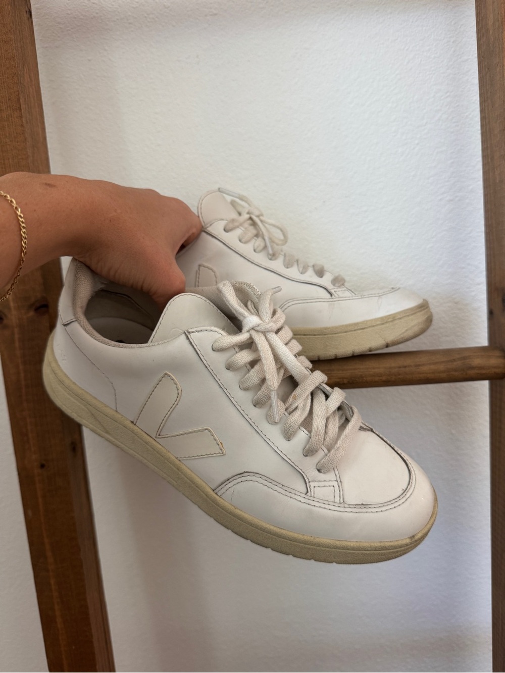 (Used)Veja Off-White Leather Low-Top Sneakers
